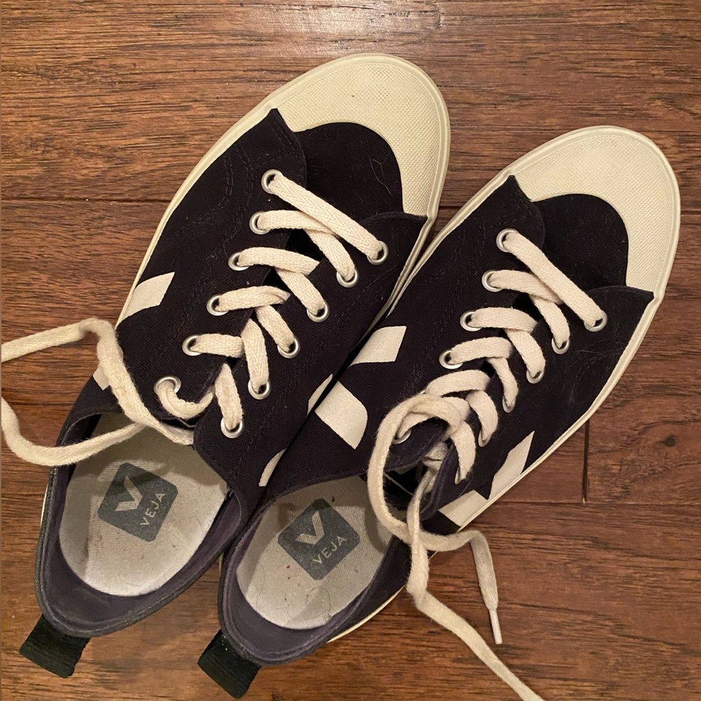 VEJA  sneakers. Good condition! Size 39.
